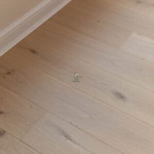 Straight Planks Invisible Oak Finish Engineered Flooring