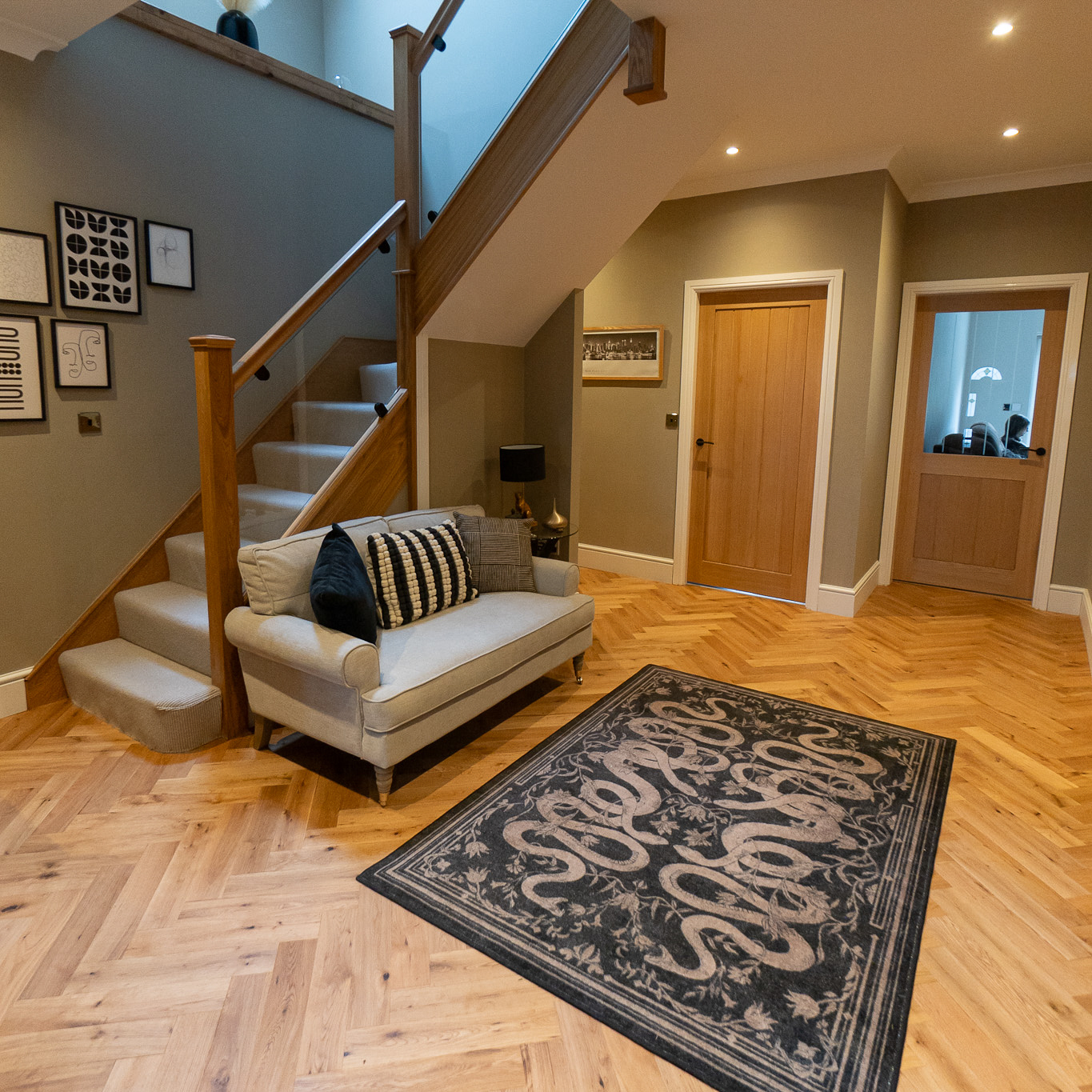 Elegant natural oak herringbone engineered wood flooring, featuring precise V-shaped patterns, rich wood textures, and a durable multi-layered construction